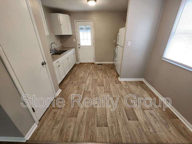 Building Photo - 7925 E Lambert Ave