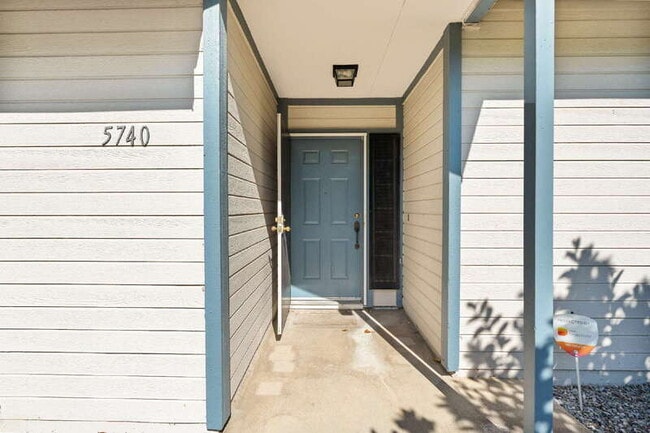 Foto del edificio - 5740 Laguna Park Dr