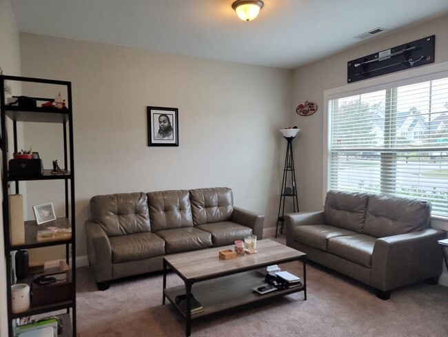 Building Photo - Immaculate 4 Bedroom, 3 Bath Home Close to...