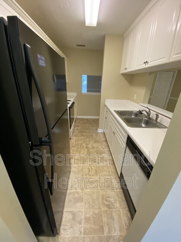 Building Photo - 303 Hazelnut Dr