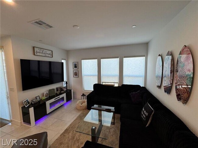 Foto del edificio - Modern Furnished Optional 3 Bedroom Townhome in Prime Southern Highlands Location