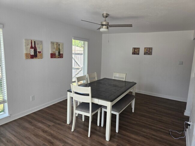 Building Photo - 210 Trellis Pl