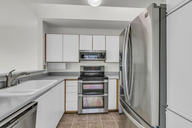 Building Photo - 2 bed 2 bath condo near down town Burien