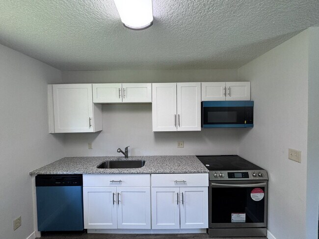 Building Photo - Charming Renovated Home Just Outside the City