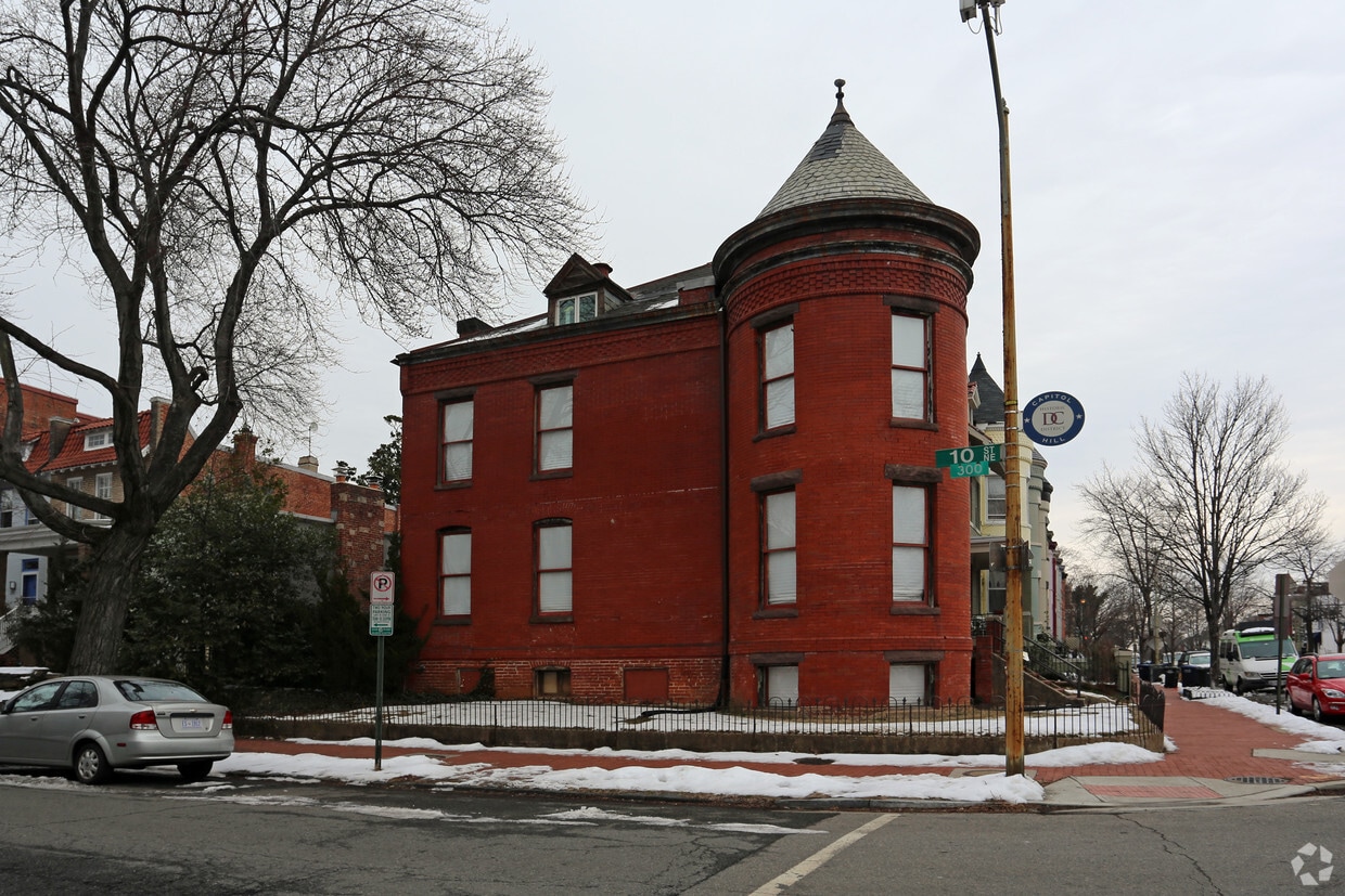 Building Photo - 1000 C St NE