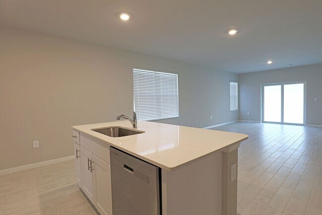 Foto del edificio - AVAILABLE NOW