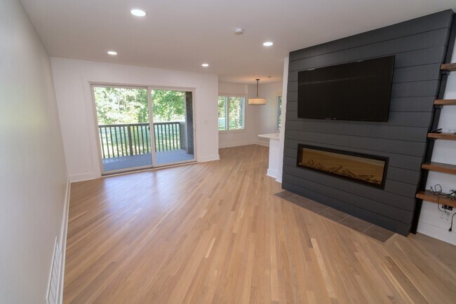 Building Photo - 656 Golf Ln