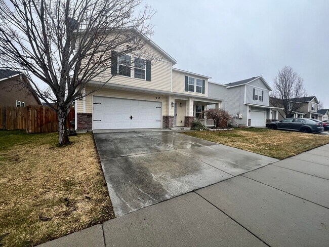 Building Photo - Exquisite 5-Bedroom, 2.5-Bathroom Home nea...