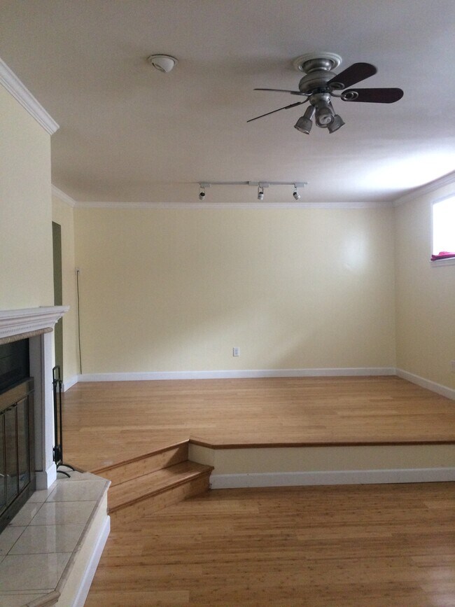 Dinning Room - 322 N Boyle Ave