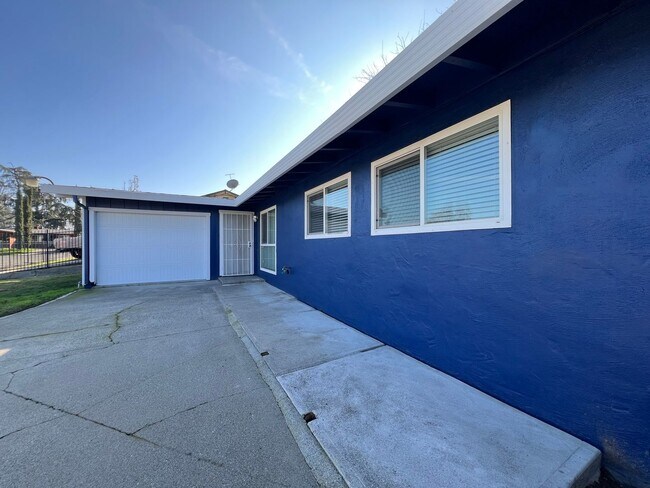 Building Photo - 1/2 Off 1 Months Rent*