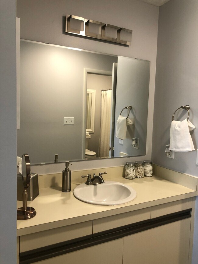 Building Photo - 698 Bartons Landing Pl