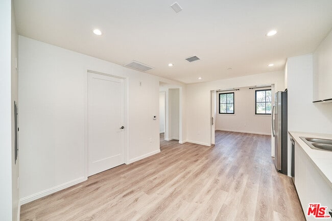 Building Photo - 951 S Wilton Pl