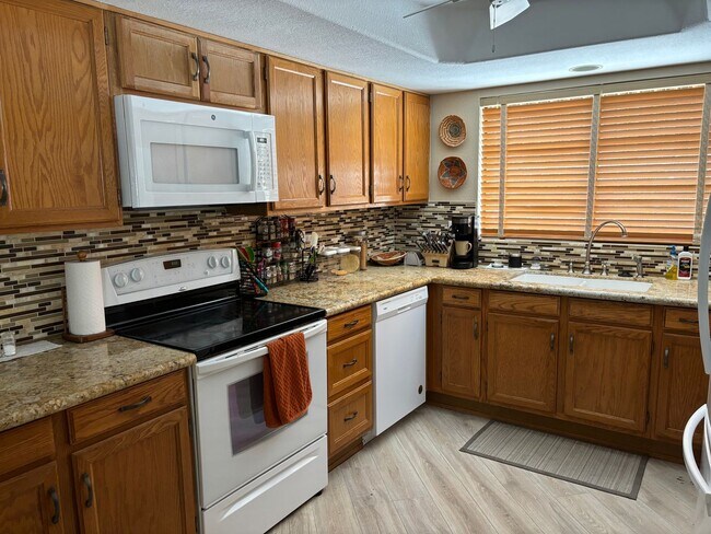 Foto del edificio - Large & Inviting Home in Leisure World.  A 45+ Active Adult Resort Community Available May throug...