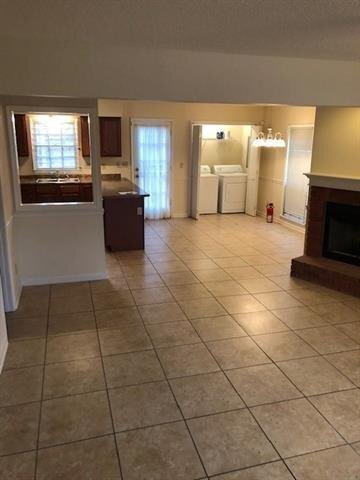 Building Photo - Spacious 2 bedroom, 2.5 bath townhome