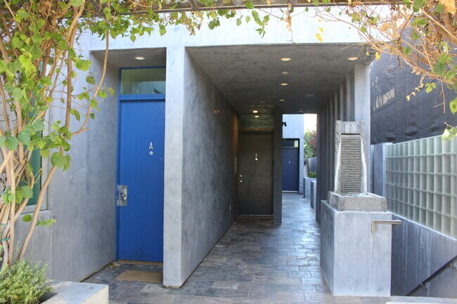 Foto del edificio - 613 N West Knoll Dr