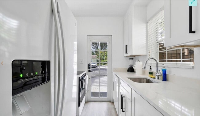 Building Photo - 1400 NE 4th Ct