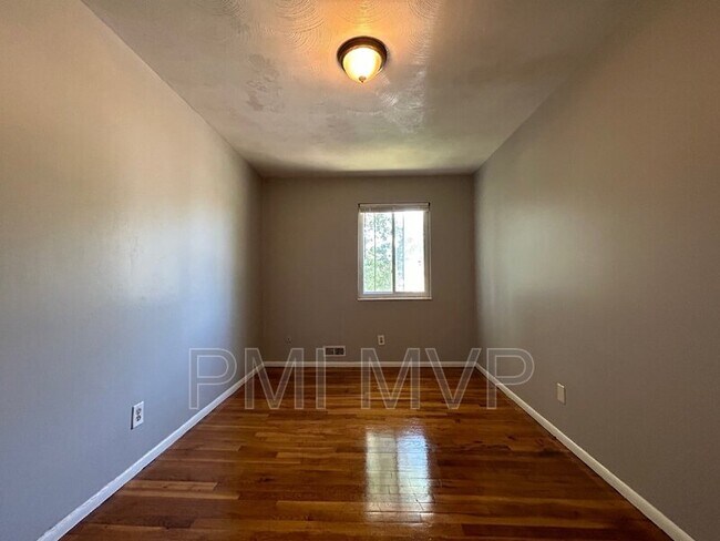 Foto del edificio - 3029 Rotunda Ct N