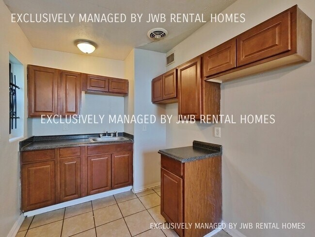 Building Photo - 3515 Japonica Rd N