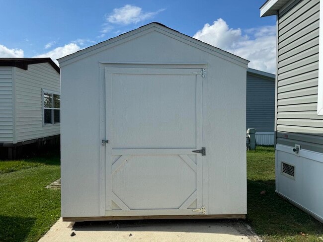 Building Photo - 48571 Lakeview Cir