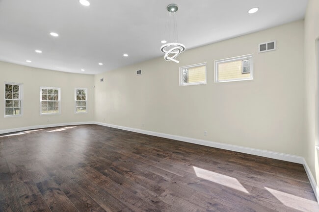 Foto del edificio - 551 Englewood St