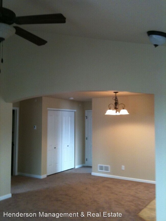 Building Photo - 2 br, 2 bath House - 4835 Hahns Peak Dr. #204