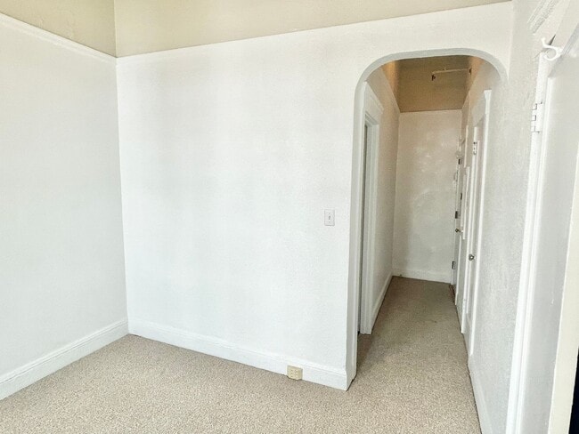 Building Photo - Charming and Sunny Hayes Valley Studio - P...