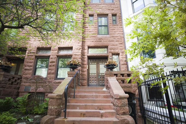 Building Photo - 1228 N Dearborn St