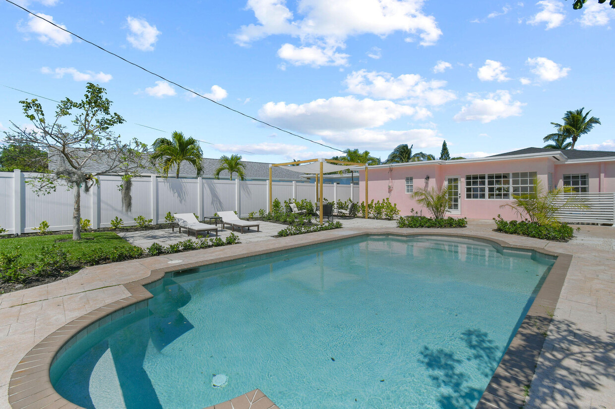 Primary Photo - 815 N Ocean Breeze