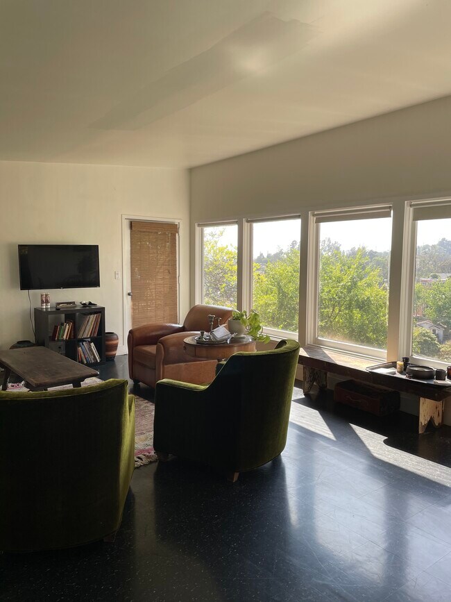 Foto del edificio - 1811 Lucretia Ave