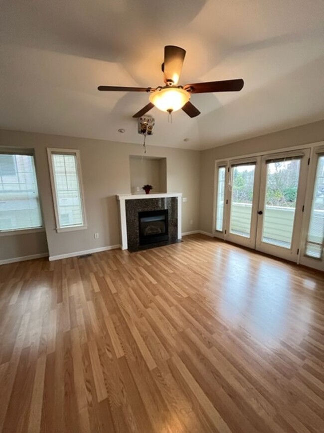 Building Photo - Beautiful 3 Bedroom Townhome with Garage i...