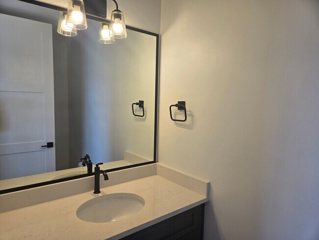Foto del edificio - Brand new and waiting for you. 5 bedroom, ...