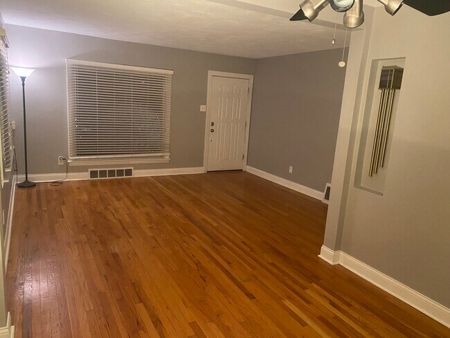 Foto del edificio - 7012 Winona Ave