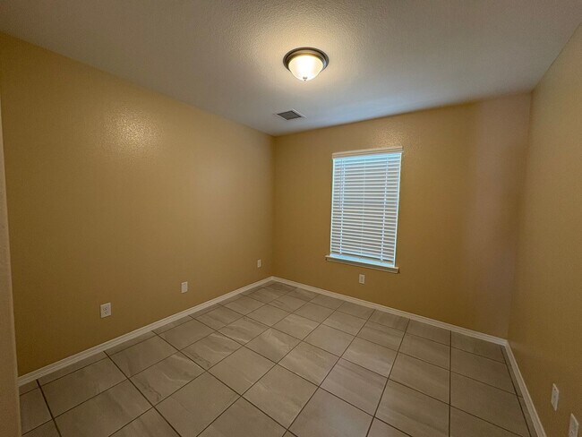Building Photo - EASTSIDE HOME FOR RENT