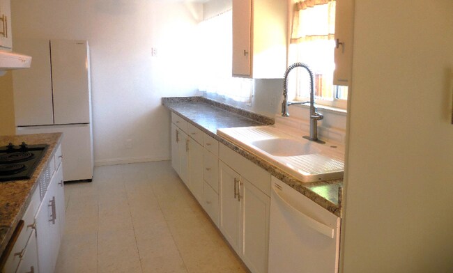 Building Photo - 143 Kit Carson Way