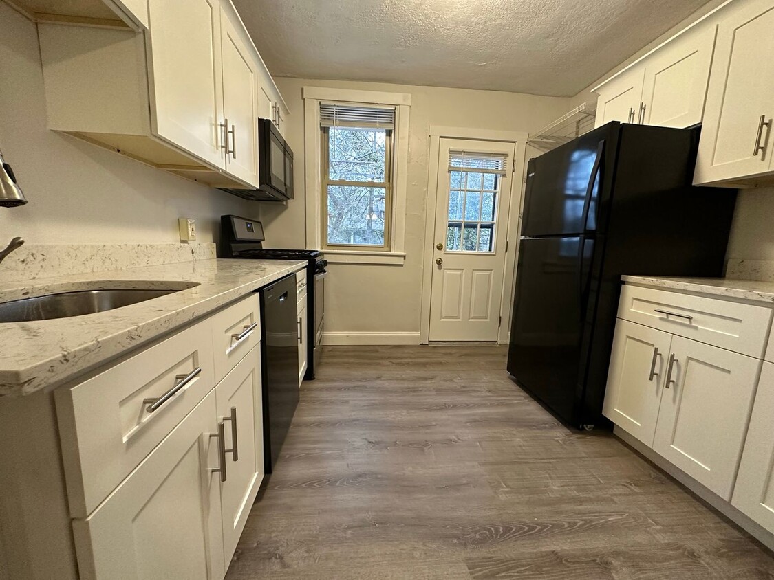 Outstanding 3BR Townhome with Lots of Outdoor Space! Give Us a Call for a Tour! - Outstanding 3BR Townhome with Lots of Outdoor Space! Give Us a Call for a Tour!