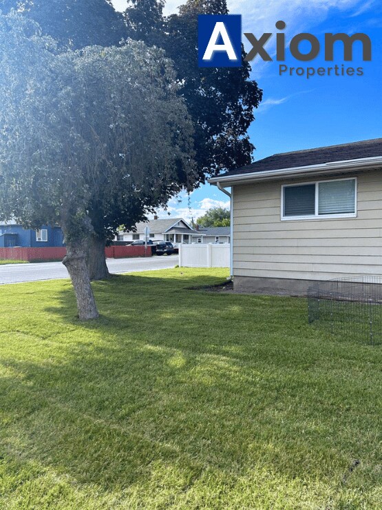 Building Photo - 906 E Elm-B