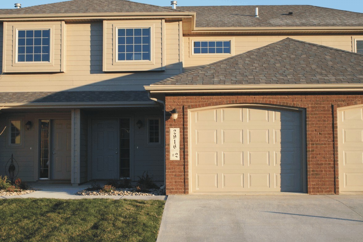 Exclusive entrance with landing and garage - 2916 E Kensington St