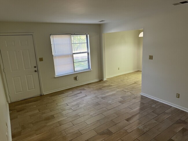 Building Photo - 7800