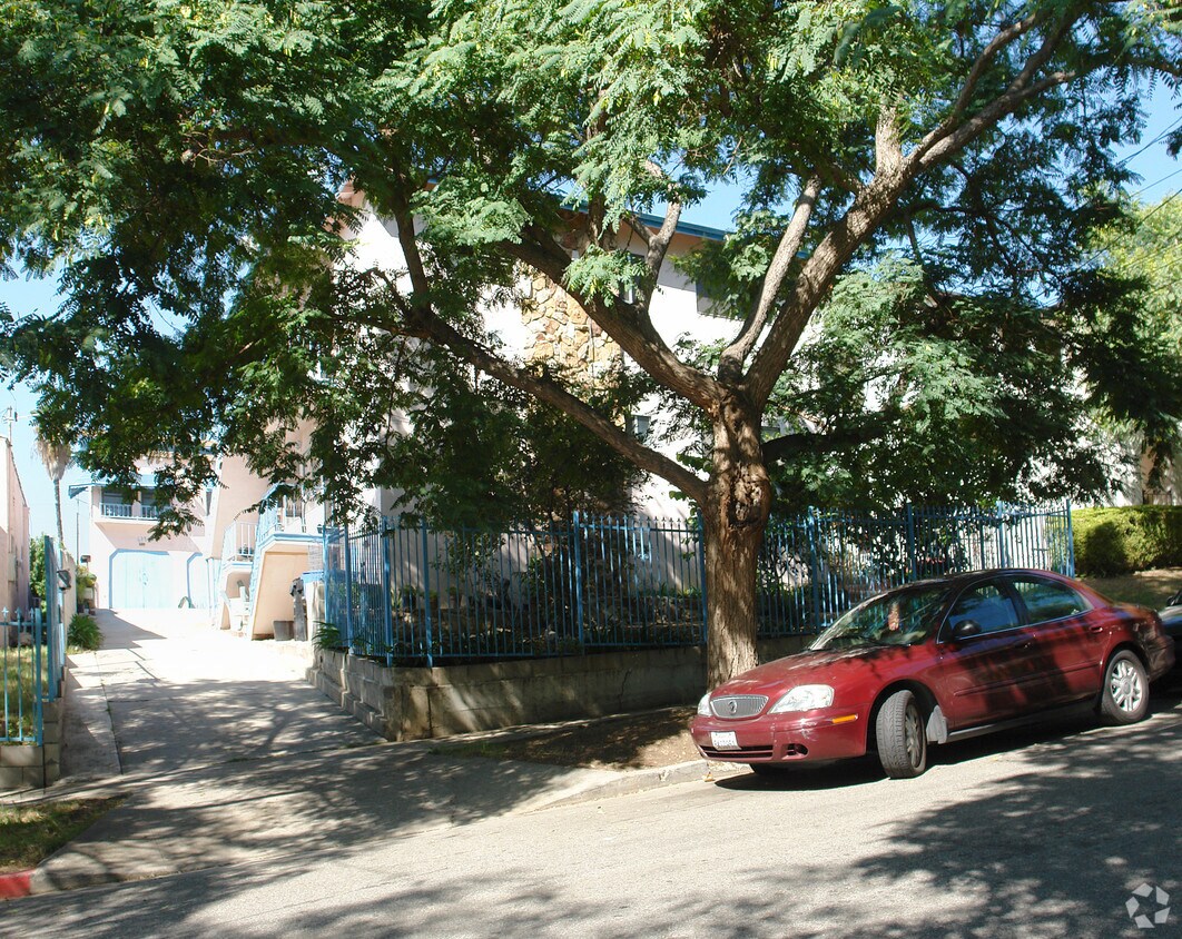 Building Photo - 639-641 Robinson St