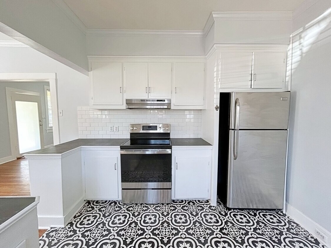 Foto principal - 2 Bedroom In the Garden District !