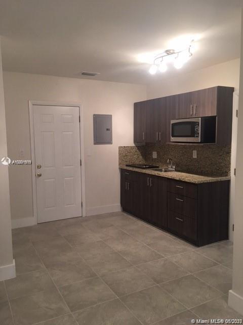 Building Photo - 369 N Royal Poinciana Blvd