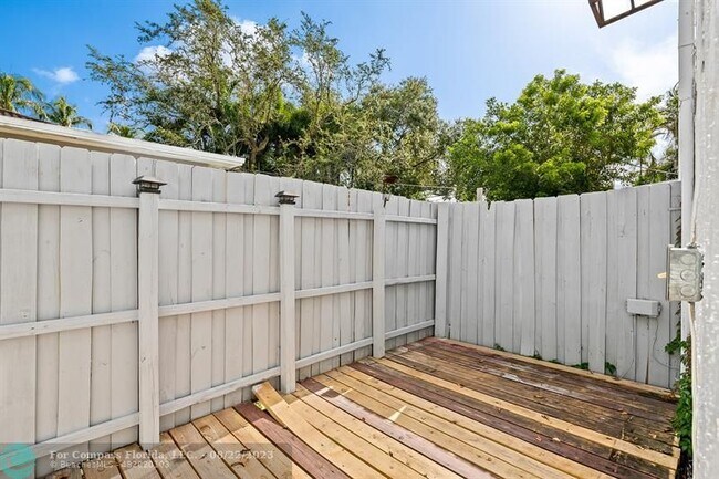 Foto del edificio - 608 NE 9th Ave