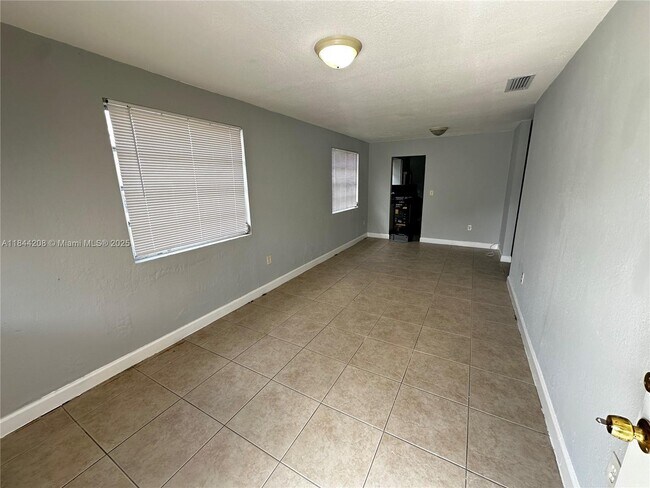 Foto del edificio - 1330 NE 111th St