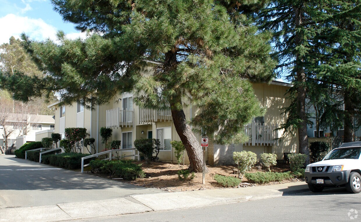 Foto del edificio - Jack London Townhomes