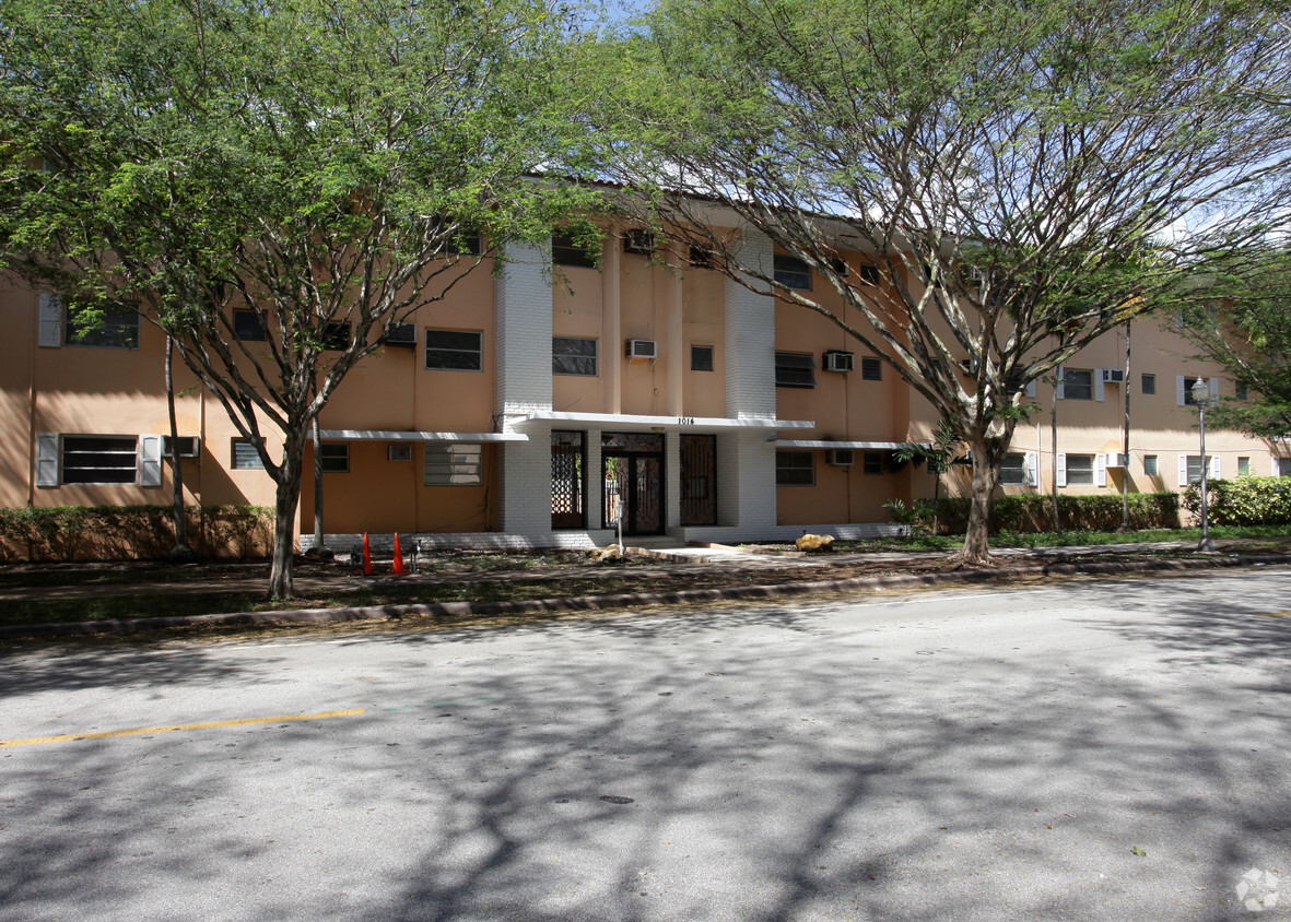 Building Photo - Salzedo in the Gables Condos