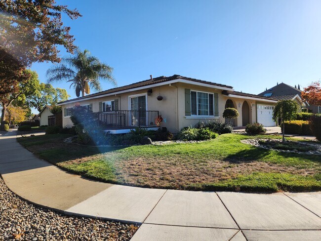 Building Photo - 478 Hyde Park Dr