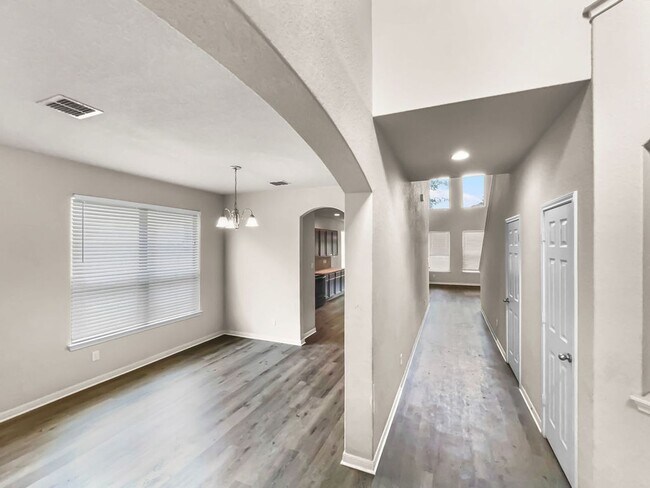 Building Photo - Elegant 5-Bedroom Home in Converse