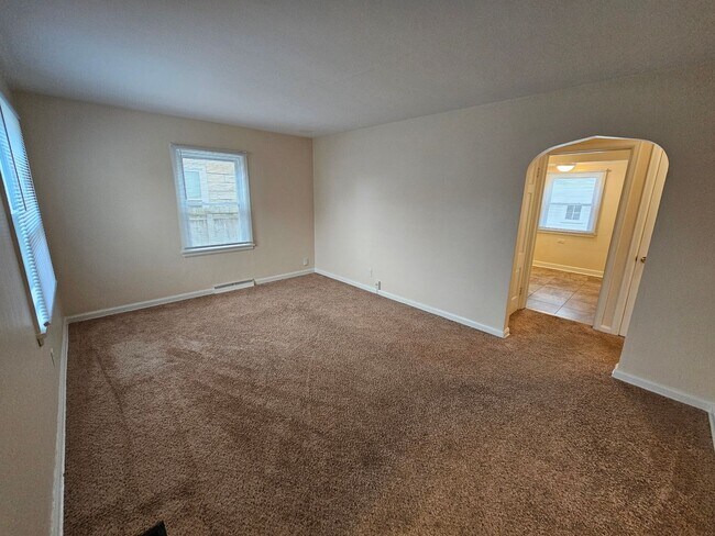 Building Photo - 3 bed, 1 bath, many ammenitites.