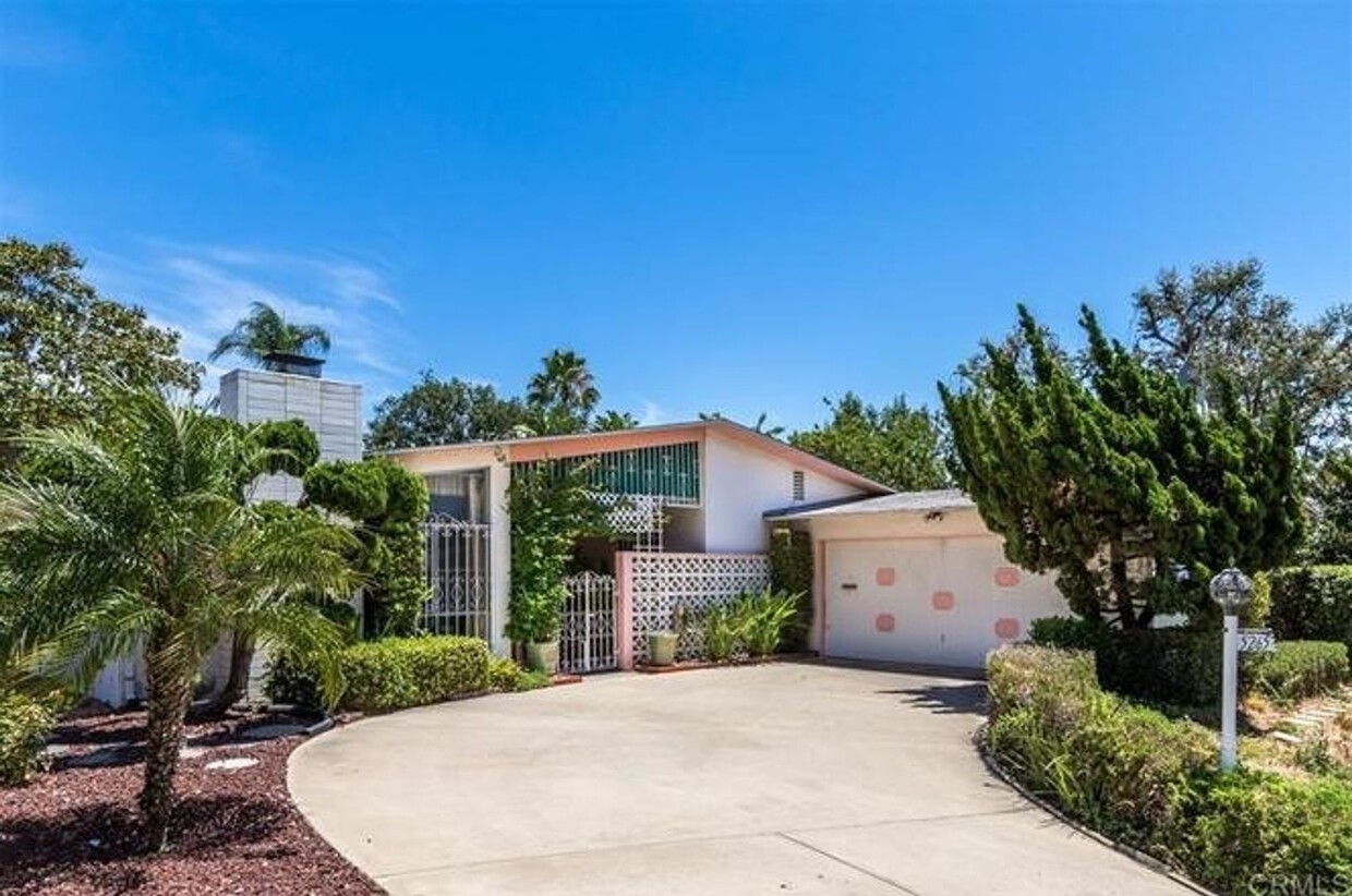 Primary Photo - Large House with Pool + Guest House Near S...