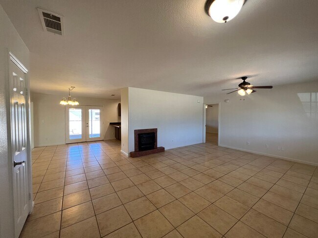 Building Photo - Hesperia Home on The Mesa